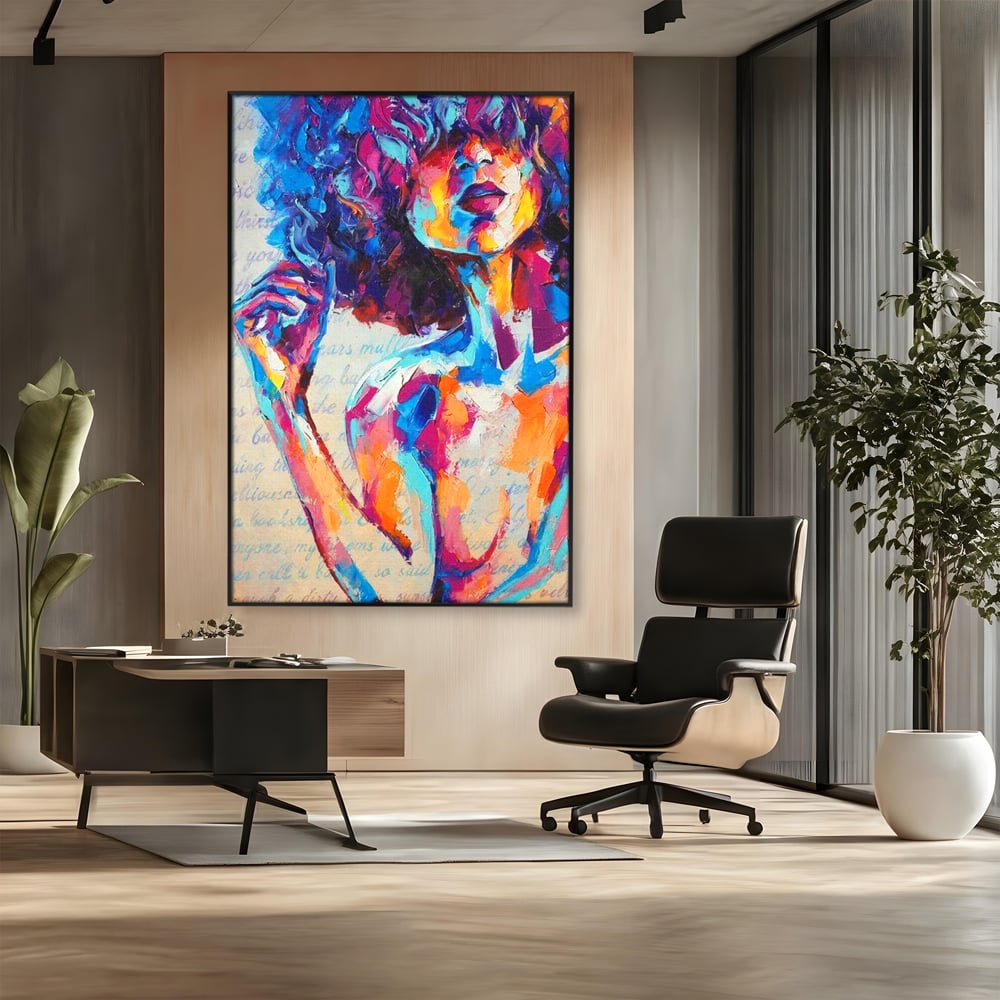 Tablou canvas cu tablou canvas cu portret artistic de femeie, in rama de aluminiu negru, pe perete intr-un birou
